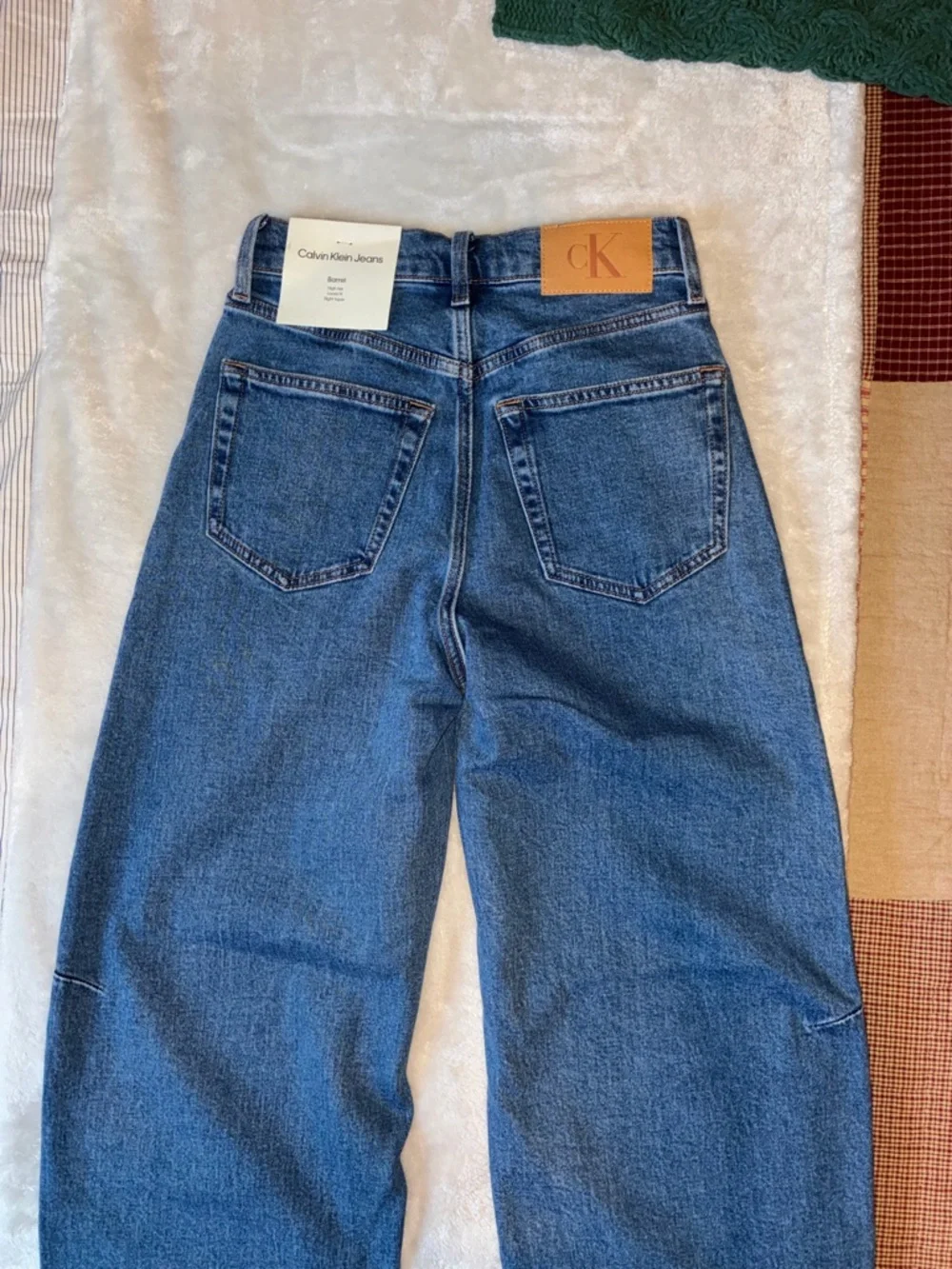 NWT Calvin Klein Barrel Jeans - Picture 3 of 3